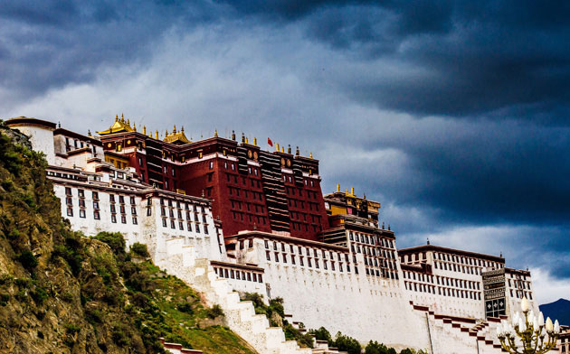 Der Potala Palast. Das Architekturwunder und das Wahrzeichen für die tibetische Hauptstadt Lhasa.
