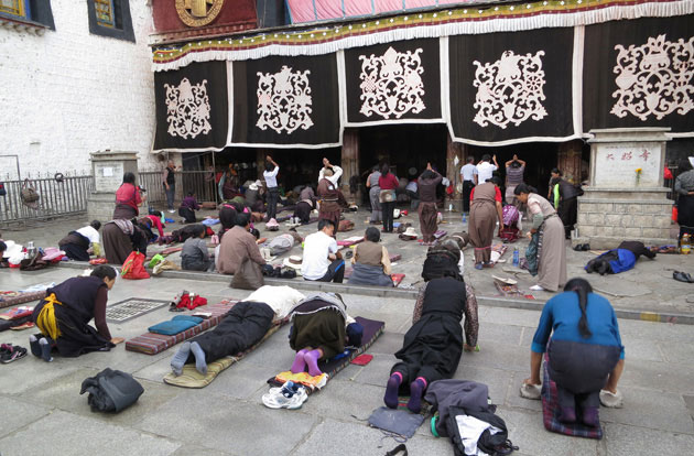 Die Pilger knien vor dem Jokhang Tempel