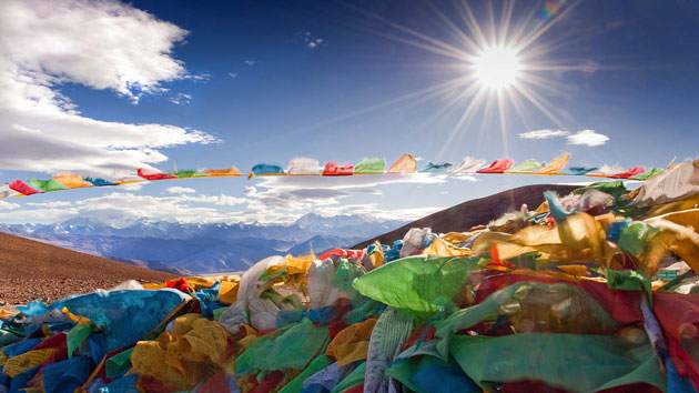 Gebetsfahnen auf dem Weg von Lhasa nach Shigatse