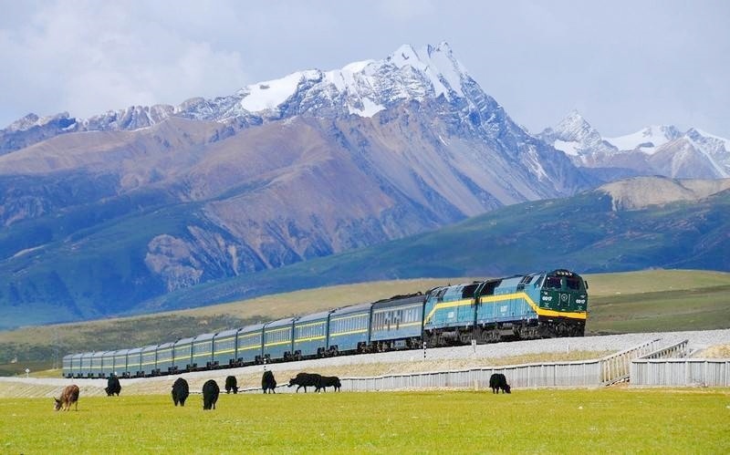 Anreise nach Lhasa mit derTibet Bahn ist eine gute Alternative. Anreise nach Lhasa mit derTibet Bahn ist eine gute Alternative.