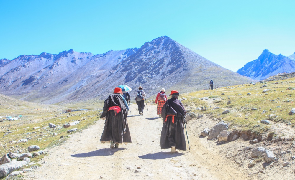 Tibetische Pilger umrunden den Berg Kailash entlang des Pilgerweg Tibetische Pilger umrunden den Berg Kailash entlang des Pilgerweg