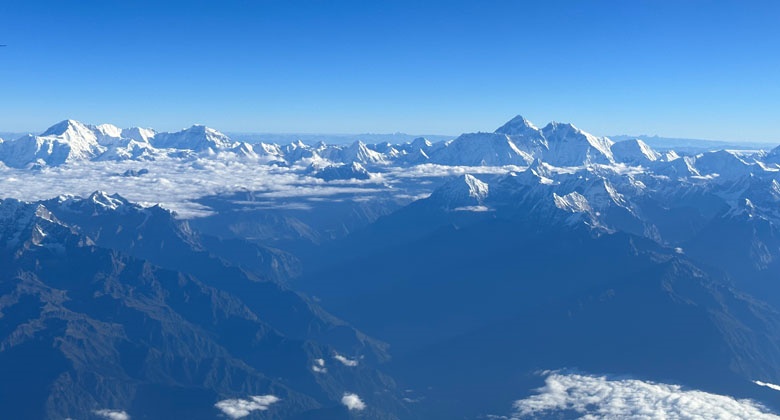 Vom Flugzeug aus kann man einen schönen Blick auf Himalaya werfen Vom Flugzeug aus kann man einen schönen Blick auf Himalaya werfen
