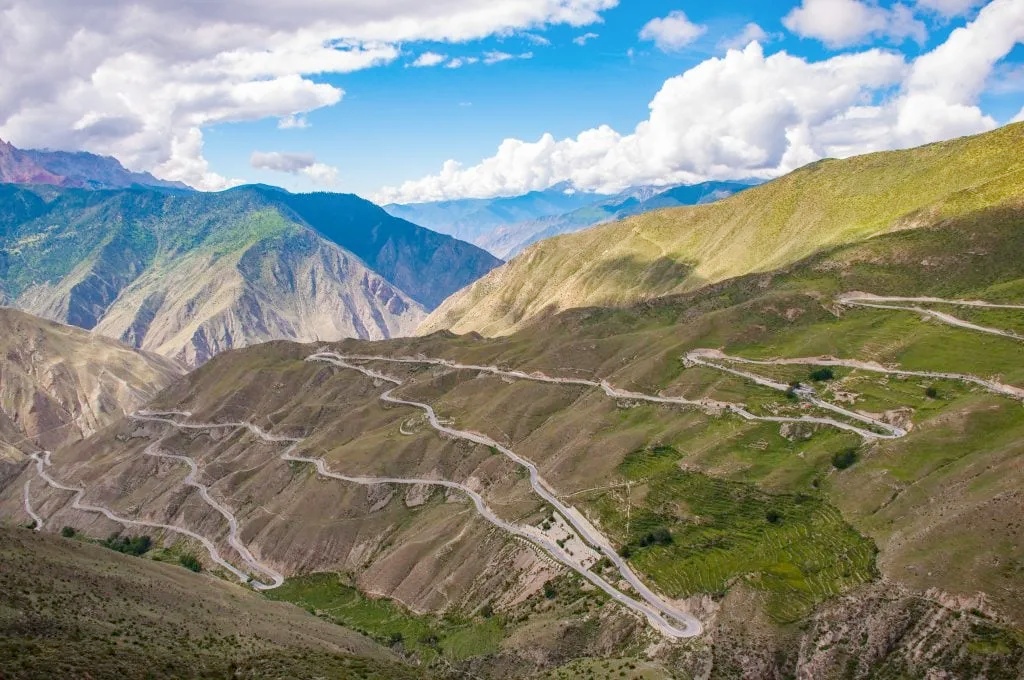 Die abenteuerliche Anreise per Auto von Chengdu nach Lhasa. Die abenteuerliche Anreise per Auto von Chengdu nach Lhasa.