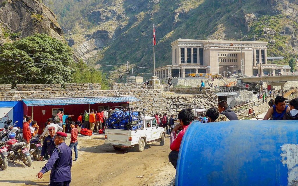 Die Auto-Fahrt von Kathmandu nach Gyirong an der tibetischen Grenze. Die Auto-Fahrt von Kathmandu nach Gyirong an der tibetischen Grenze.