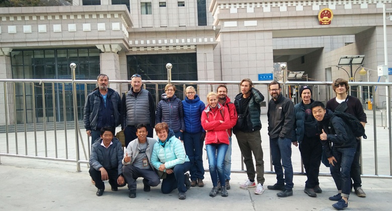Man überquert die Gyirong Grenze und fährt weiter Richtung Lhasa. Man überquert die Gyirong Grenze und fährt weiter Richtung Lhasa.