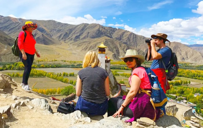 Touristen in Tibet. Tibet Travel Permit ist für jeden Ausländer nötig. Touristen in Tibet. Tibet Travel Permit ist für jeden Ausländer nötig.