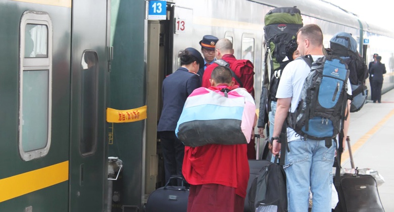 Beim Einsteigen des Zuges muss man das Tibet Permit vorzeigen. Beim Einsteigen des Zuges muss man das Tibet Permit vorzeigen.
