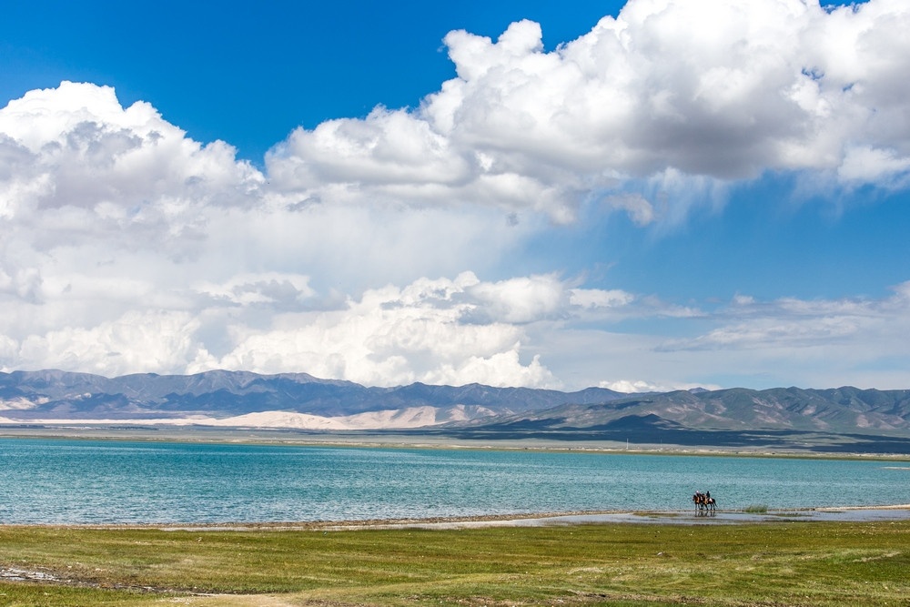 Der Qinghai See bei Xining, der Knotenpunkt der Lhasa Bahn Der Qinghai See bei Xining, der Knotenpunkt der Lhasa Bahn