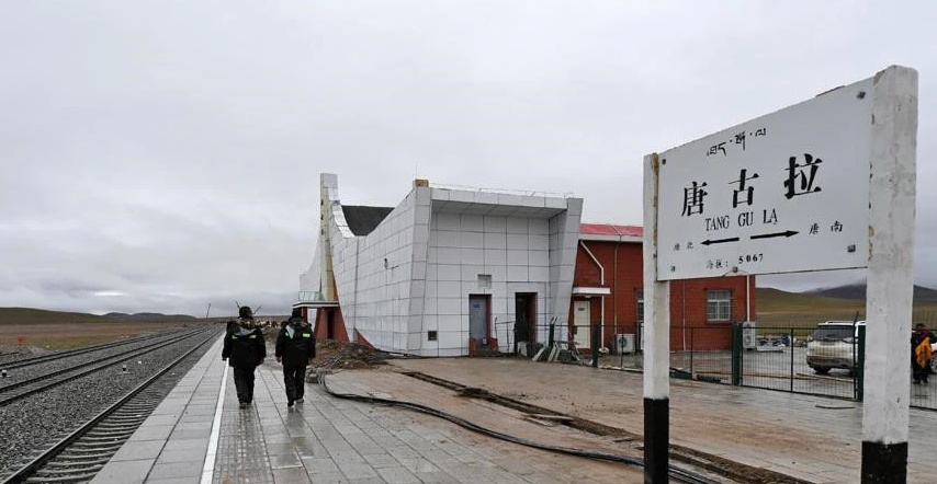 Der Tanggu La Bahnhof auf der Qinghai Tibet Bahn. Der Tanggu La Bahnhof auf der Qinghai Tibet Bahn.
