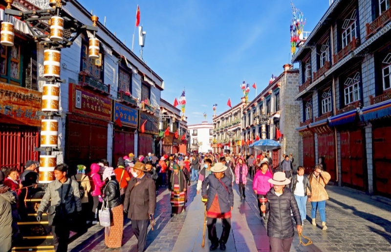 Die Barkhor Straße in der Innenstadt von Lhasa Die Barkhor Straße in der Innenstadt von Lhasa