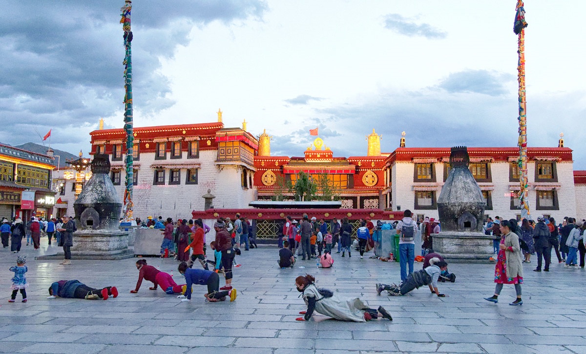 Die Pilger gehen betend im Uhrzeigersinn um den Jokhang Tempel herum Die Pilger gehen betend im Uhrzeigersinn um den Jokhang Tempel herum