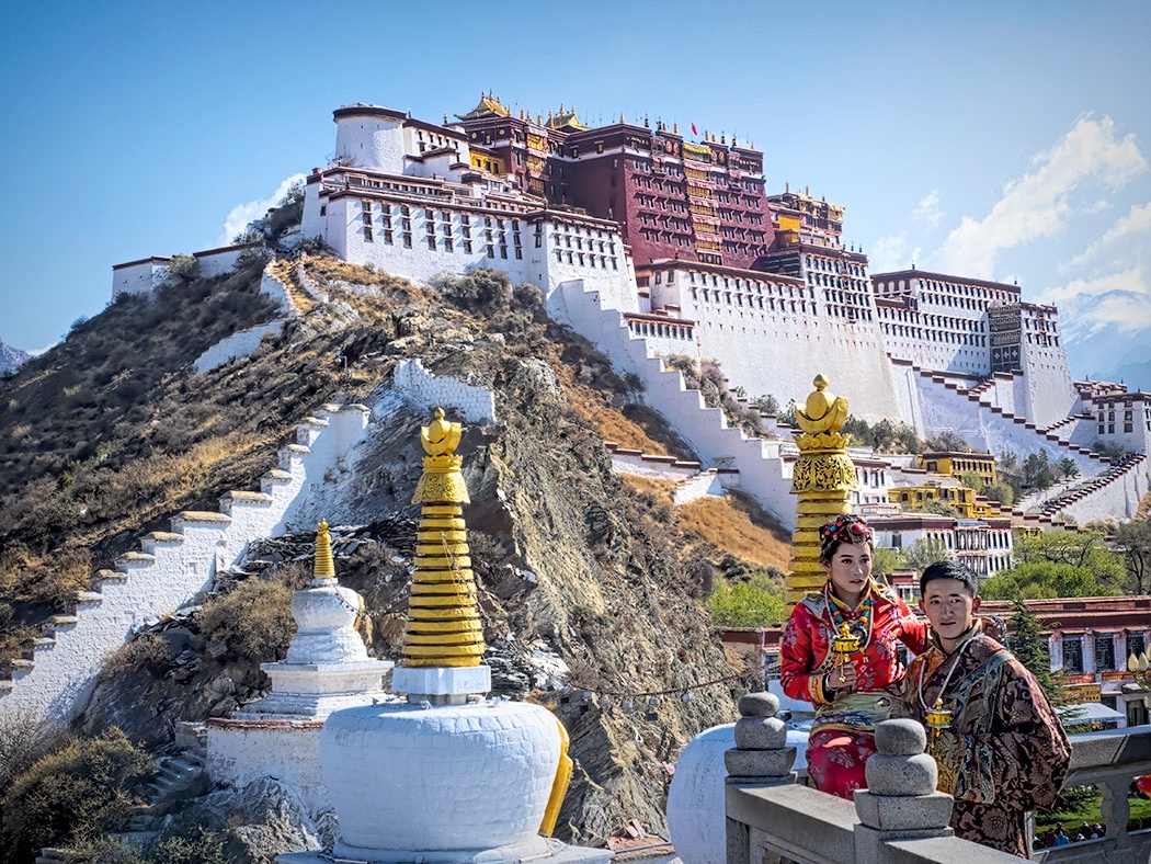 Der Chakpori Berg bietet eine ideale Fotospot für den Potala Palast Der Chakpori Berg bietet eine ideale Fotospot für den Potala Palast