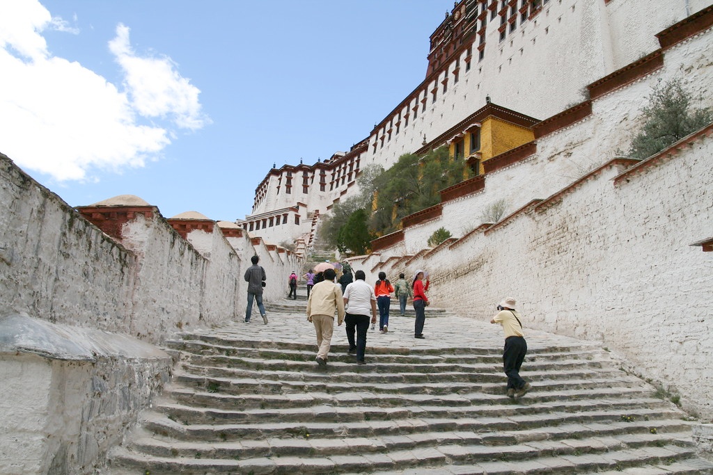 Beim Aufstieg auf Potala Palast soll man langsam gehen Beim Aufstieg auf Potala Palast soll man langsam gehen