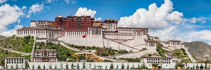 Potala Palast, das Wahrzeichen der Stadt Lhasa und ein bleibendes Symbol der tibetischen Kultur, Geschichte und Spiritualität Potala Palast, das Wahrzeichen der Stadt Lhasa und ein bleibendes Symbol der tibetischen Kultur, Geschichte und Spiritualität
