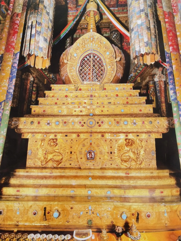 Der Grab Stupa des fünften Dalai Lama Der Grab Stupa des fünften Dalai Lama