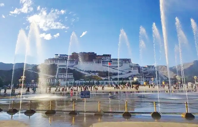 Das Wasserspiel auf dem Potala Platz Das Wasserspiel auf dem Potala Platz