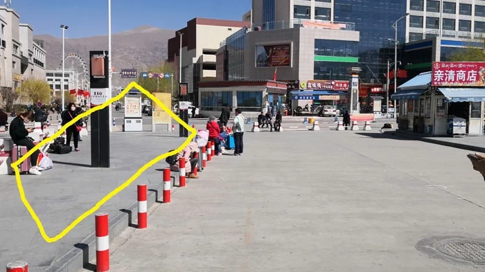 Unser Mitarbeiter wird am Lhasa Bahnhof auf Sie warten und Sie zum Hotel in Lhasa begleiten Unser Mitarbeiter wird am Lhasa Bahnhof auf Sie warten und Sie zum Hotel in Lhasa begleiten