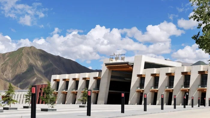 Lhasa Bahnhof, der Endstation und Knotenpunkt der Tibet-Bahn Lhasa Bahnhof, der Endstation und Knotenpunkt der Tibet-Bahn