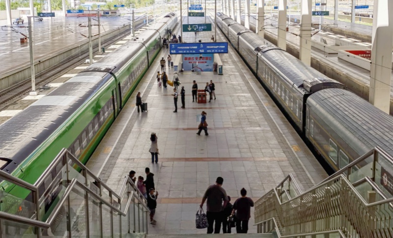 Die Bahnsteige vom Lhasa Bahnhof. Zugpassagiere kommen aus unterschiedlichsten Regionen Chinas nach Lhasa an. Die Bahnsteige vom Lhasa Bahnhof. Zugpassagiere kommen aus unterschiedlichsten Regionen Chinas nach Lhasa an.