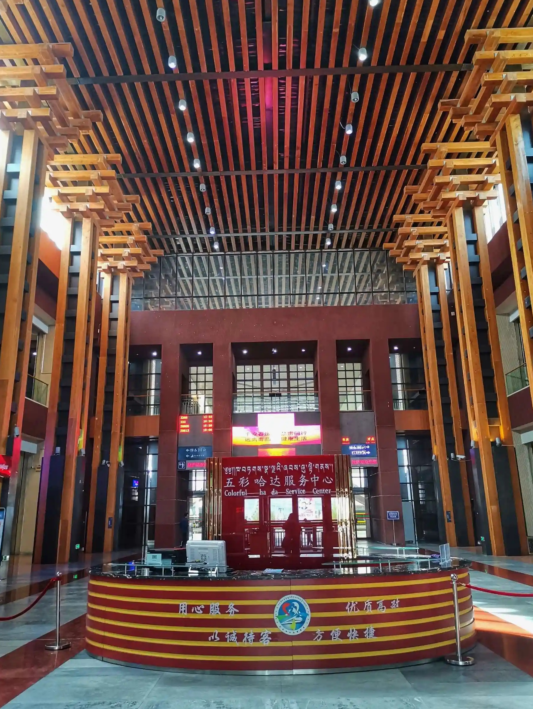 Der Lhasa Bahnhof ist ein modernes und in tibetischen Stil errichtetes Bauwerk Der Lhasa Bahnhof ist ein modernes und in tibetischen Stil errichtetes Bauwerk