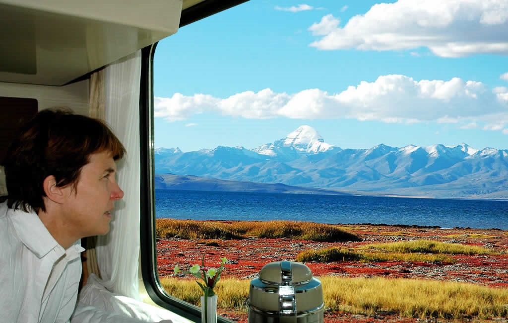 Vom Fenster aus wunderschöne Landschaft während Tibet Zugreise Vom Fenster aus wunderschöne Landschaft während Tibet Zugreise