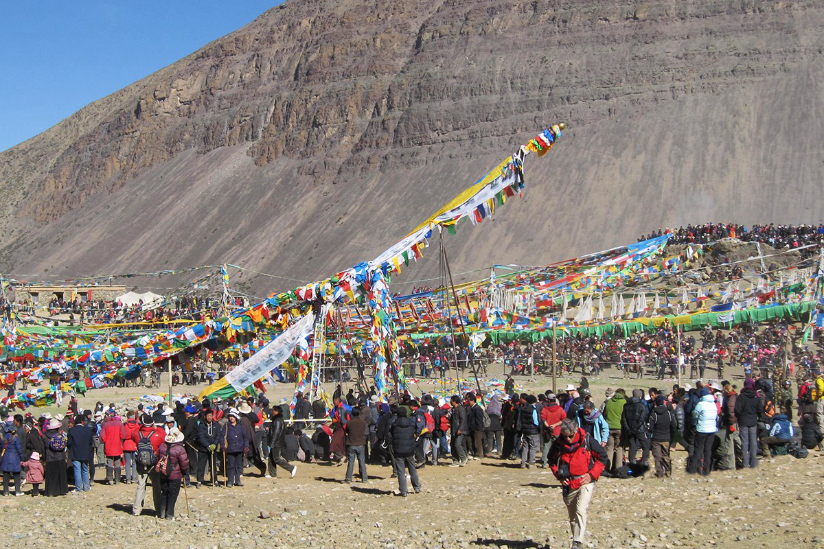 Das Ersetzen des Fahnenmastes am Mount Kailash Das Ersetzen des Fahnenmastes am Mount Kailash